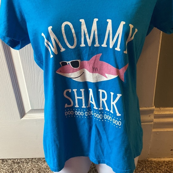 Mommy shark tee shirt NWOT - Picture 2 of 4